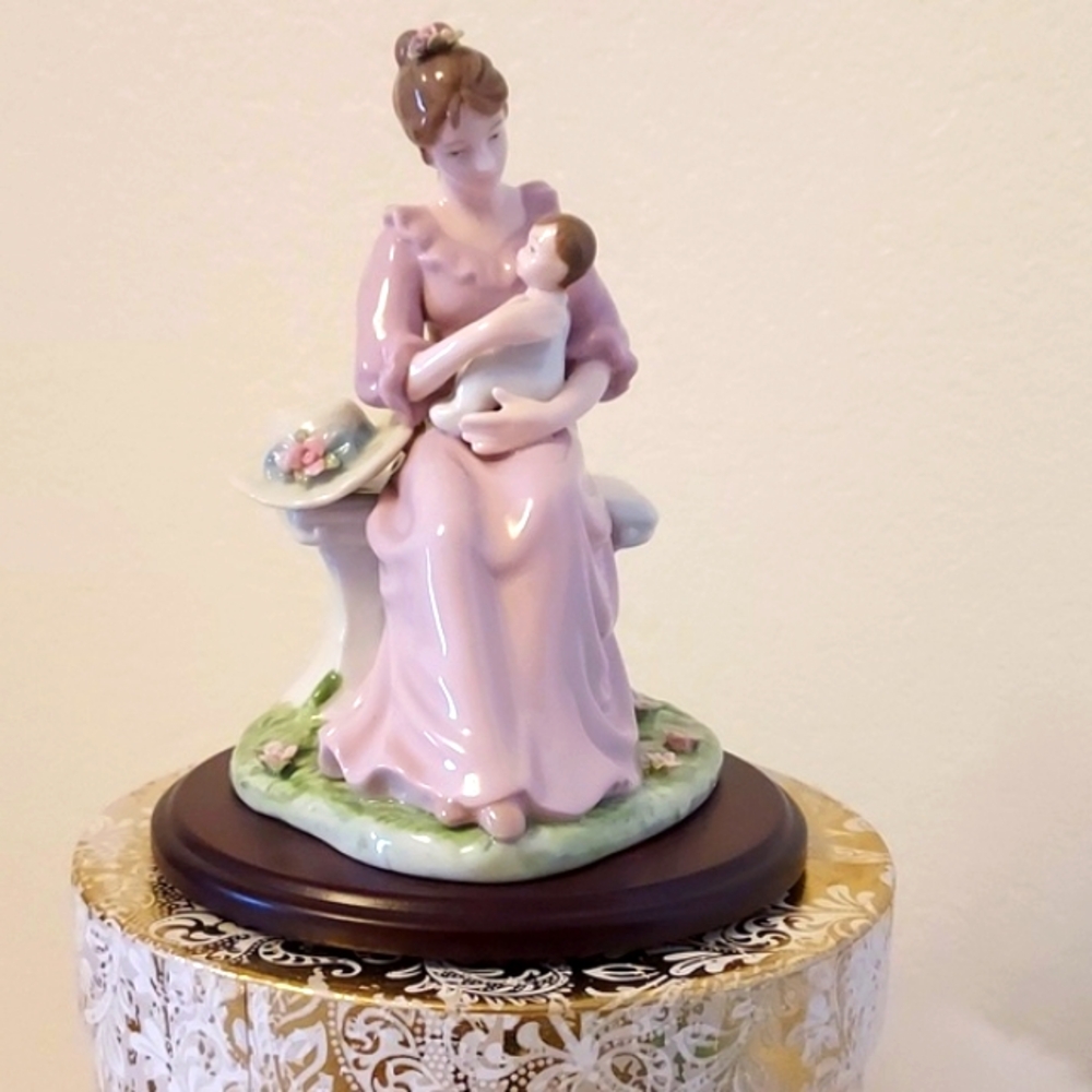 2003 Avon Source of Fine Collectibles Moments & Memories Mother & Child
